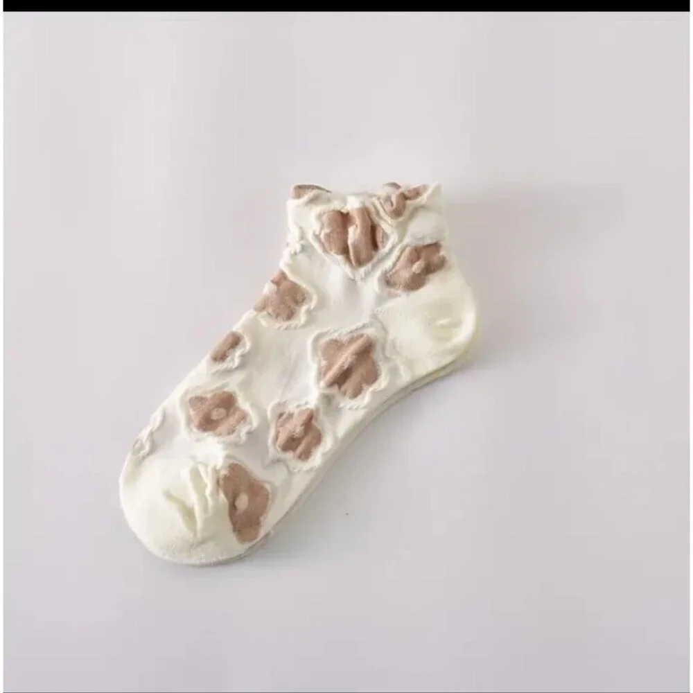 Pink floral embroidered ankle socks hosiery